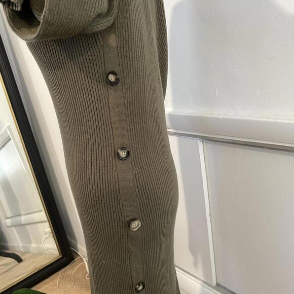 Khaki green ribbed knit mini dress with buttons and long sleeves - Picture 4 of 7